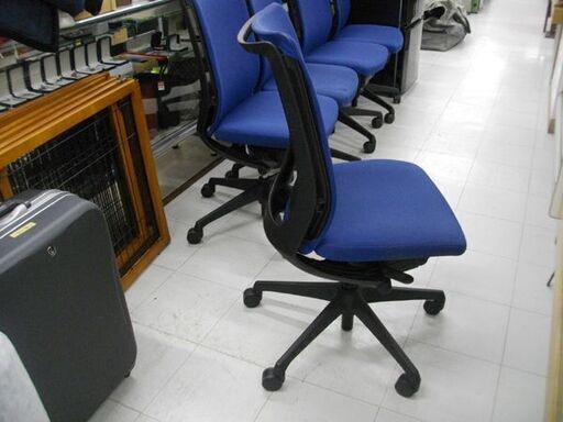 訳有品 複数在庫 OKAMURA オフィスチェア CWG6ZA ヴィスコンテ 布張り ブルー 青 アーム オカムラ OAチェア 事務所 札幌 厚別店 訳有品 複数在庫 OKAMURA オフィスチェア CWG6ZA ヴィスコンテ