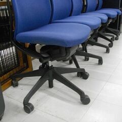 複数在庫 訳アリ OKAMURA オフィスチェア CWG6ZA ヴィスコンテ 布張り ブルー 青 オカムラ OAチェア 事務所 苫小牧西店の画像