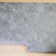 ファブリックソファーのクッションの画像