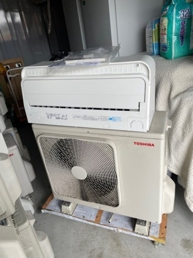 最終値下げ☆TOSHIBA　 18畳用　5.6kwエアコン　RAS-E566DR(W) 2018年製
