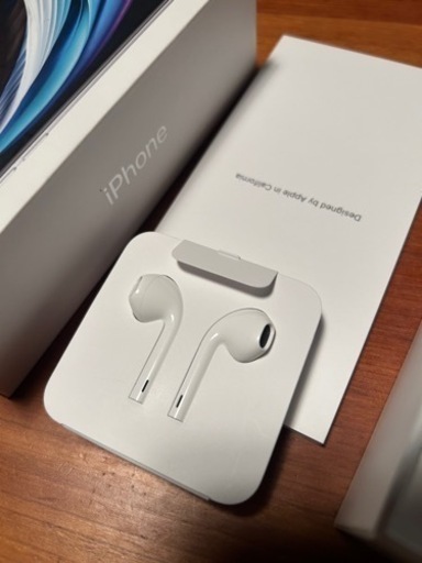 受付終了iphone SE第2世代　64GB 未使用品　携帯電話
