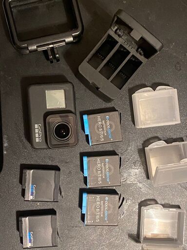 GoPro HERO7 Black　本体+充電器+バッテリー5個のセットです
