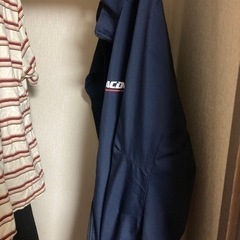 ACデルコのジャンパーです。 タグにもあります通り、ストレッチのきいた防水防風素材で、裏地が少し起毛している柔らかい生地です。  袖も絞れるようにテープベルトが施してあります。  新品未使用、フード無し。 紺色です。の画像
