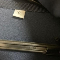 ACデルコのジャンパーです。 タグにもあります通り、ストレッチのきいた防水防風素材で、裏地が少し起毛している柔らかい生地です。  袖も絞れるようにテープベルトが施してあります。  新品未使用、フード無し。 紺色です。の画像
