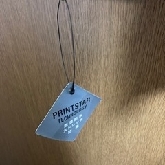 ACデルコのジャンパーです。 タグにもあります通り、ストレッチのきいた防水防風素材で、裏地が少し起毛している柔らかい生地です。  袖も絞れるようにテープベルトが施してあります。  新品未使用、フード無し。 紺色です。の画像
