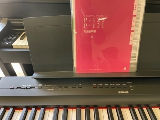 中古美品YAMAHA 電子ピアノ P-125B　2019年製。純正スタンド、ペダル、YAMAHA高低調整可能椅子付き