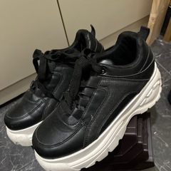 厚底黒シューズの画像