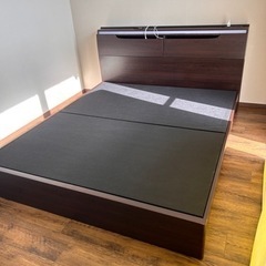 家具 クイーンサイズベッドフレームの画像