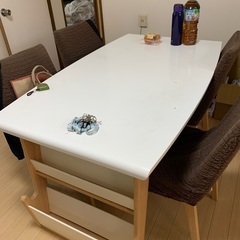 中古ダイニングテーブルと椅子4脚