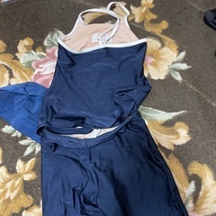 女の子用水着とゴーグルのセットの画像