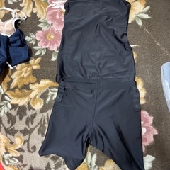 女の子用水着とゴーグルのセットの画像