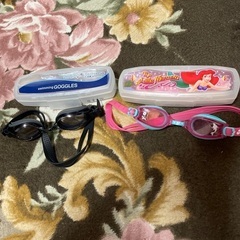 女の子用水着とゴーグルのセットの画像