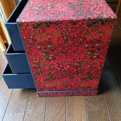 【レトロ】三段引き出し 収納箱 整理箱（赤）の画像