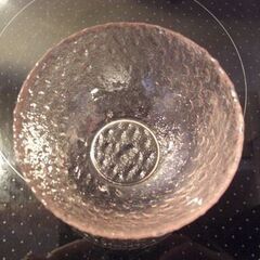 ガラス　小皿　サイズ10㎝ｘ4.5㎝　薄ピンク色の画像