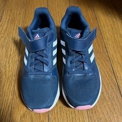 adidas スニーカー　の画像