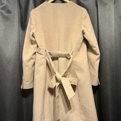 vis  ノーカラーベージュロングコートの画像