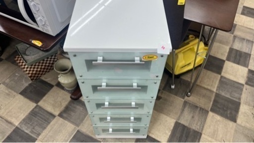 ガラスの収納棚