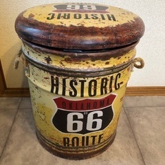ヴィンテージ加工の入れ物&椅子の画像