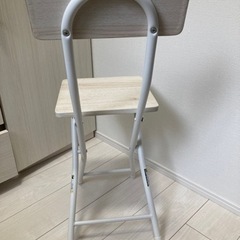 折りたたみ椅子の画像