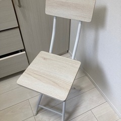折りたたみ椅子の画像