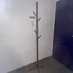 【無料家具】テーブル、ポールハンガー、チェアの画像