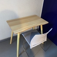 【無料家具】テーブル、ポールハンガー、チェアの画像