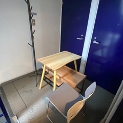 【無料家具】テーブル、ポールハンガー、チェアの画像