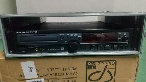 TASCAMのCDデッキ\nCD-RW-700 ラック付き