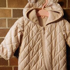 ユニクロ ベビー服 くま ジャンプスーツ キルト 60cm ウォームパデッドオールインワンの画像