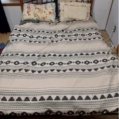 ダブルサイズのベッド枠、マットレスの画像