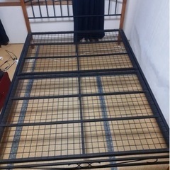 ダブルサイズのベッド枠、マットレスの画像