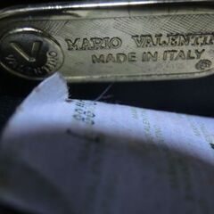 ★極小ブランドショルダーバッグ2点（MARIO　VAIENTINOとAMES）★財布が入るかの大きさ（17cm、12cm）★★小さくて可愛く目立ちます、★状態良（中古）★お手数をおかけします、お問い合わせ前プロフィール必読ですの画像