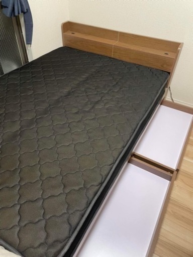 2口コンセントと引出し付きダブルベッドフレーム+マットレス