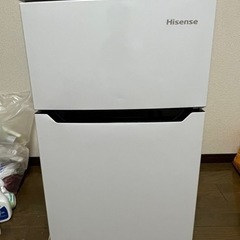 冷蔵庫、机、扇風機の画像