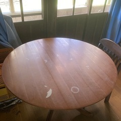 丸テーブルの画像