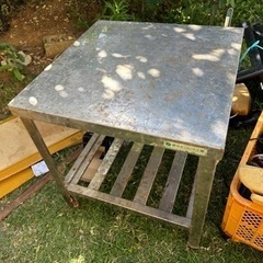 ステンレスの作業台の画像