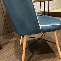 カフェテーブルと椅子3脚のセットの画像