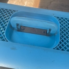 猫砂とプラスチック猫入れの画像