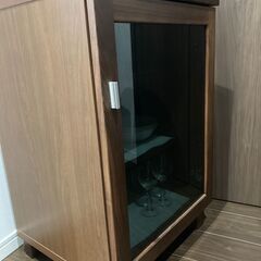 ガラス扉の収納棚