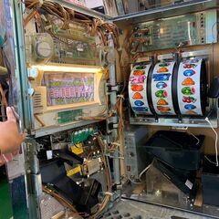 【愛品倶楽部柏店】オーイズミ ひぐらしのなく頃に祭 梨花パネル 5号機 RT スロット実機 残り2台の画像
