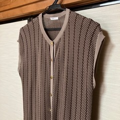 ブラウンのジレの画像