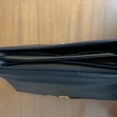 メンズ ちょっとレトロな紺のビジネスバッグの画像