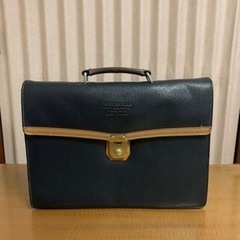 メンズ ちょっとレトロな紺のビジネスバッグ