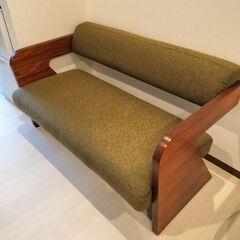 ソファー　茶　緑　少し黒　広めな２人用