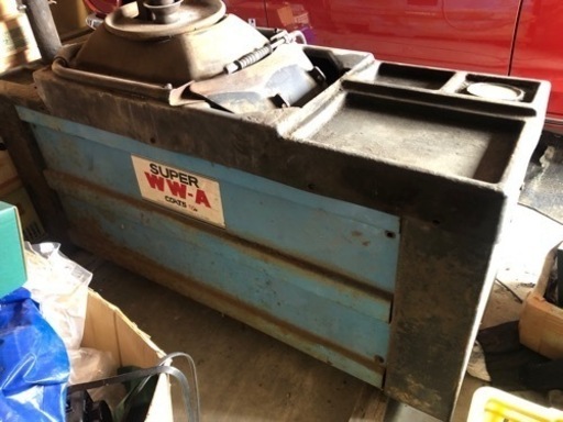 米国製エアー式タイヤチェンジャーと日立製エアーコンプレッサー