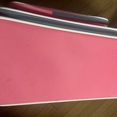 ピンク色のキャリーケースの画像