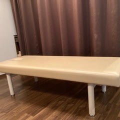 マッサージ、エステ施術用ベッドの画像