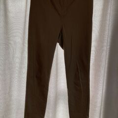 GU．グレー？ベージュ？アンクルストレッチパンツ．XL