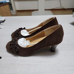 スェードの新品パンプスの画像