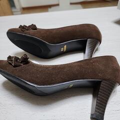 スェードの新品パンプスの画像